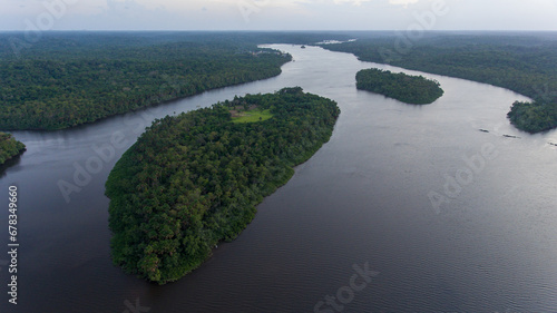 Oyapock runs through the Guianan moist forests ecoregion © Alix Millet