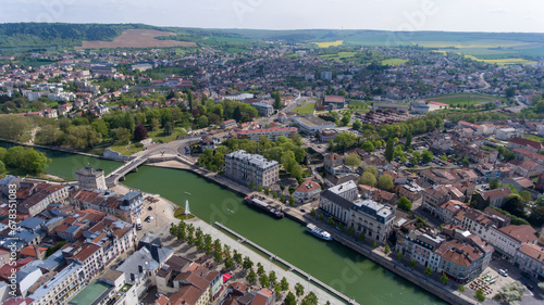Fototapeta Naklejka Na Ścianę i Meble -  Verdun's cityscape and meandering river from above