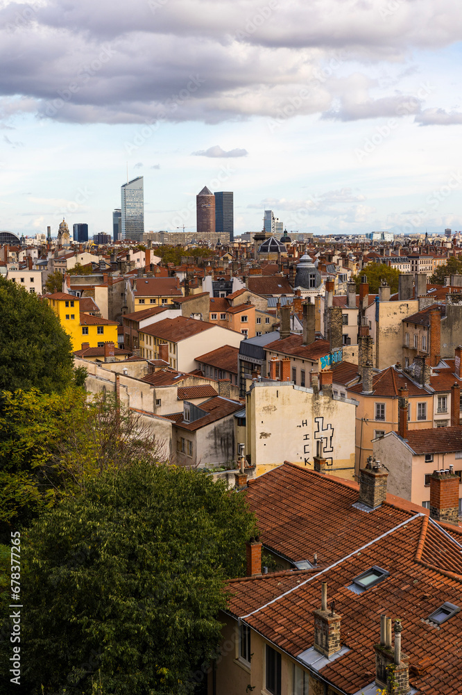 Skyline de Lyon avec sa forêt de toits, de cheminées et les tours de la Part-Dieu depuis la Place Rouville, dans le quartier de la Croix-Rousse