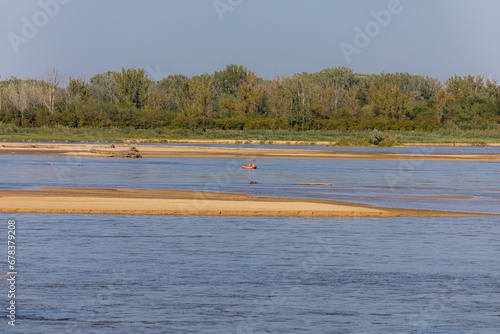 Człowiek w kajaku płynie rzeką © Obserwatornia.pl