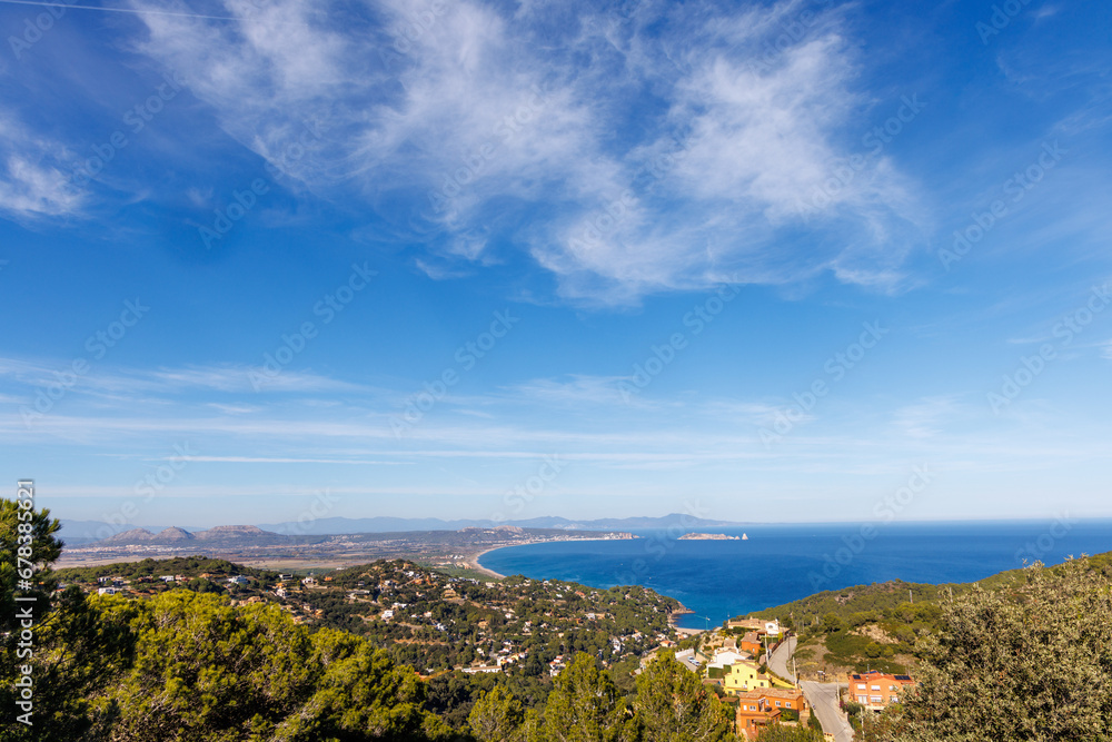 Panorama de la baie de Montgri et des iles Medes sur la Costa Brava 