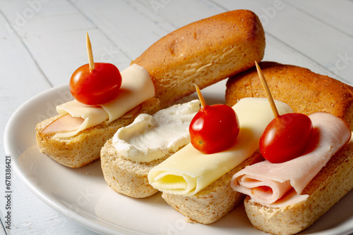 Mini buns or mini bread rolls - in Brazil are called 