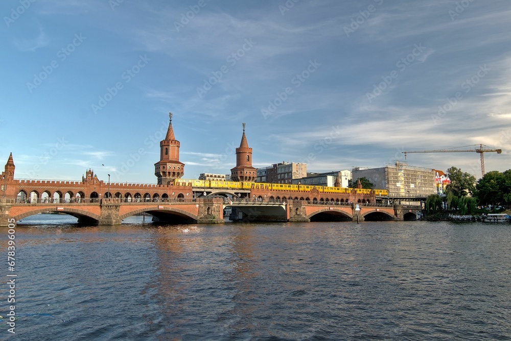 Obraz premium Oberbaumbrucke bridge in Berlin over the Spree river during the daytime