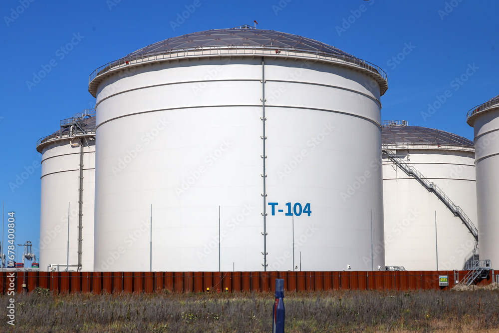 (Meerdere waarden)Oil storage tanks at the Maasvlakte harbor as part of the port of Rotterdam (Meerdere waarden)Oil storage tanks at the Maasvlakte harbor as part of the port of Rotterdam