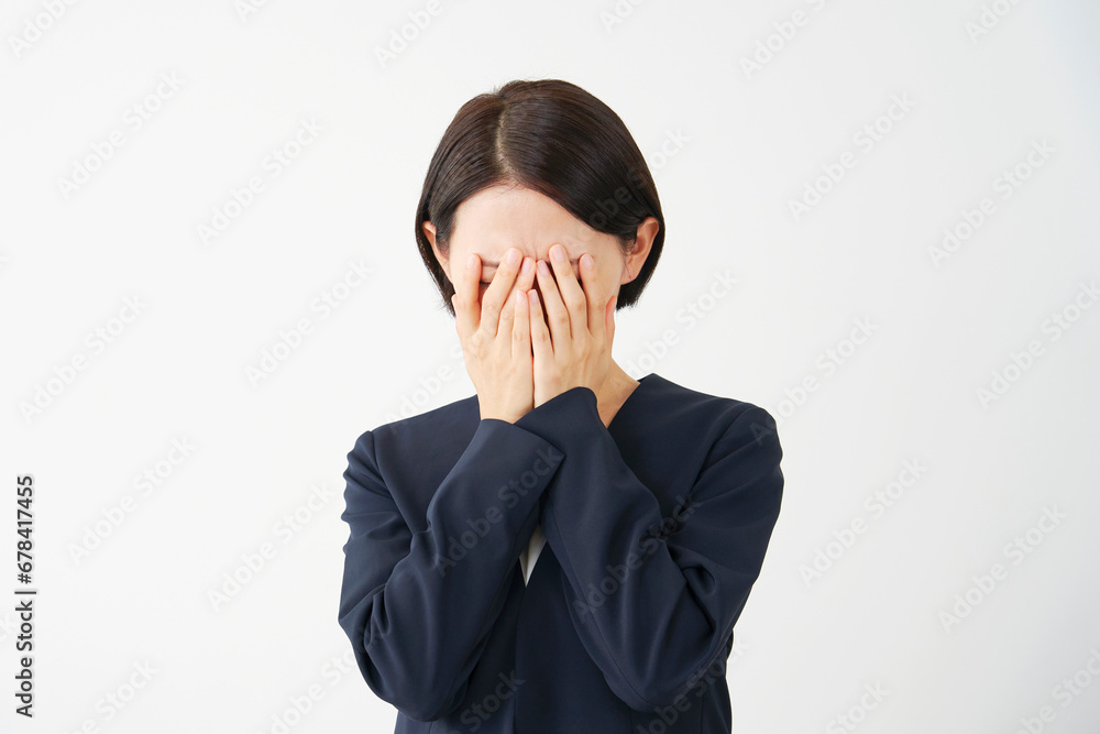 泣く中年のビジネスウーマン　白背景
