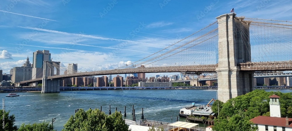 Obraz premium Beautiful view of the Brooklyn Bridge under a cloudy peaceful sky
