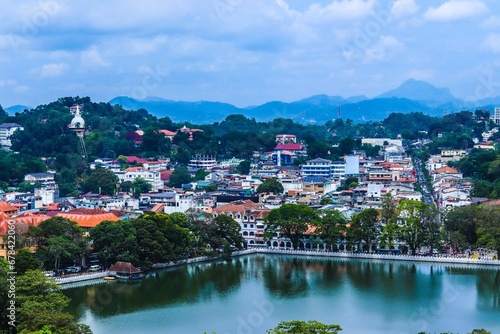фотографія Aerial view of Kandy Lake surrounded by green mountains and building in Sri Lank
