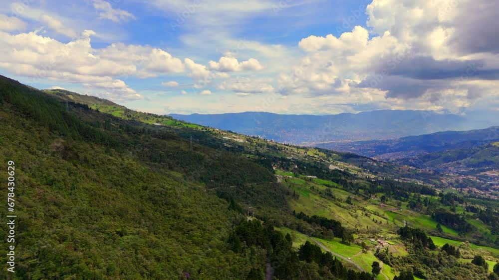 Video aéreo en el que se observa el paisaje desde el sitio conocido como Boquerón, ubicado en el occidente de la ciudad de Medellín, sobre la antigua carretera al mar. Video aéreo en el que se observa el paisaje desde el sitio conocido como Boquerón, ubicado en el occidente de la ciudad de Medellín, sobre la antigua carretera al mar.