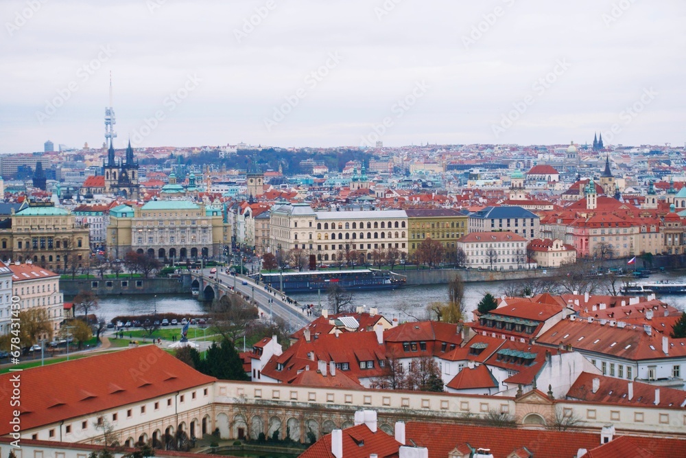 Obraz premium Drone shot of a cityscape with river under gray sky