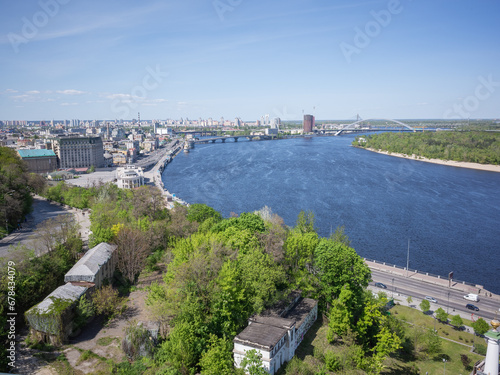 Fotografia dnipro river and cityscape seen from the higher bridge in capital kyiv
