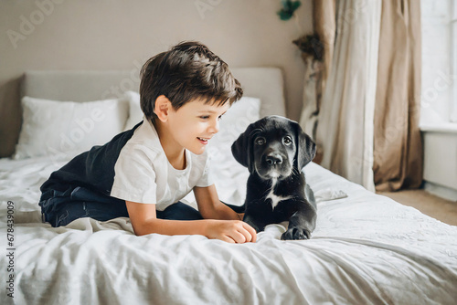 bambino che gioca con cagnolino