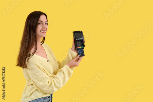 Young woman paying with cre...