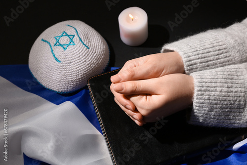 Praying woman with Torah, J...