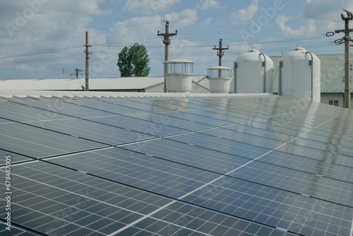 Obraz na płótnie Solar panel array on on a warehouse roof w salonie