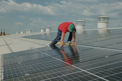 Obraz na płótnie Solar panel array on on a warehouse roof w salonie