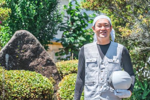 Bild auf Leinwand 庭師・大工・土木業・施工管理・現場監督・造園業・ガーデナー・植木屋・樹木屋の男性（ガーデニング）