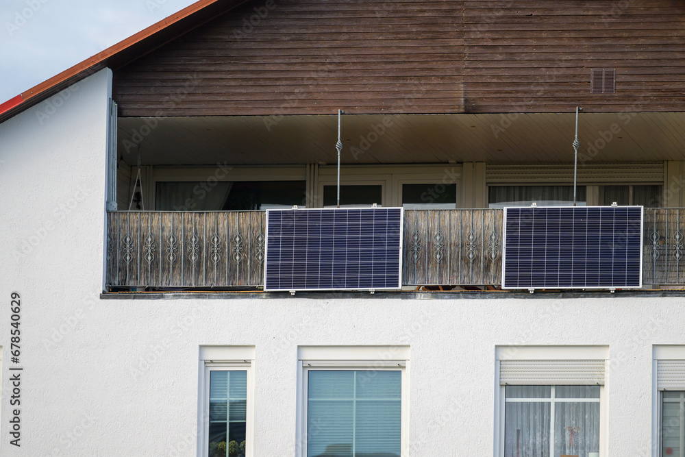 Zwei Solarpanele am Geländer angebracht