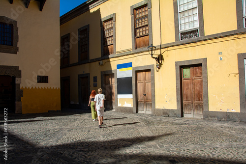 Small alley in the Spanish town of Las Palmas de Gran Canaria © Claudia Evans 