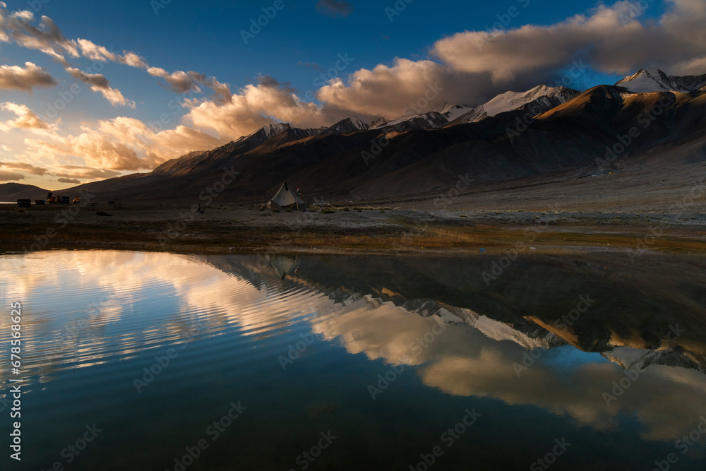 Obraz premium super view of panggong lake, in Ladakh, India. Panggong Lake is well known as the shooting point if 3 idiots bollywood movies. The lake is magical because its turqoise water. 