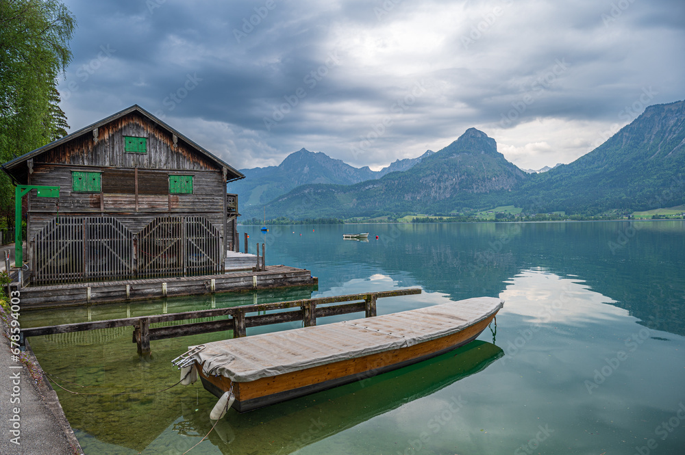 Fototapeta premium Bootshaus und Boot am Wolfgangsee in Österreich