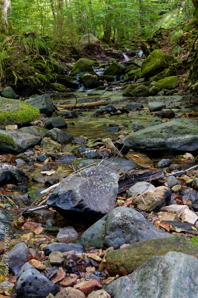 Der Feldbach in der Kaskadenschlucht bei Sandberg, Stadt Gersfeld, Biosphärenreservat Rhön, Hessen, Deutschland Der Feldbach in der Kaskadenschlucht bei Sandberg, Stadt Gersfeld, Biosphärenreservat Rhön, Hessen, Deutschland