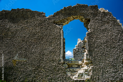 Fotografie 2023 7 16 Folgaria ruined window.jpg