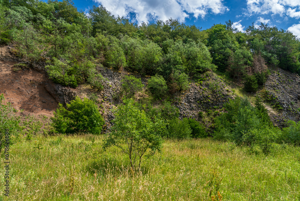 Geotop Gebirgsstein im NSG Schwarze Berge bei der Kissinger Hütte, Biosphärenreservat Rhön, Wildflecken, Unterfranken, Franken, Bayern, Deutschland