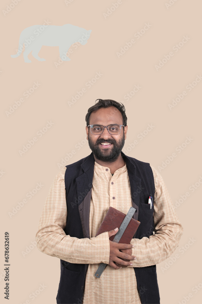 Obraz premium Male Indian teacher giving expression in class room.
