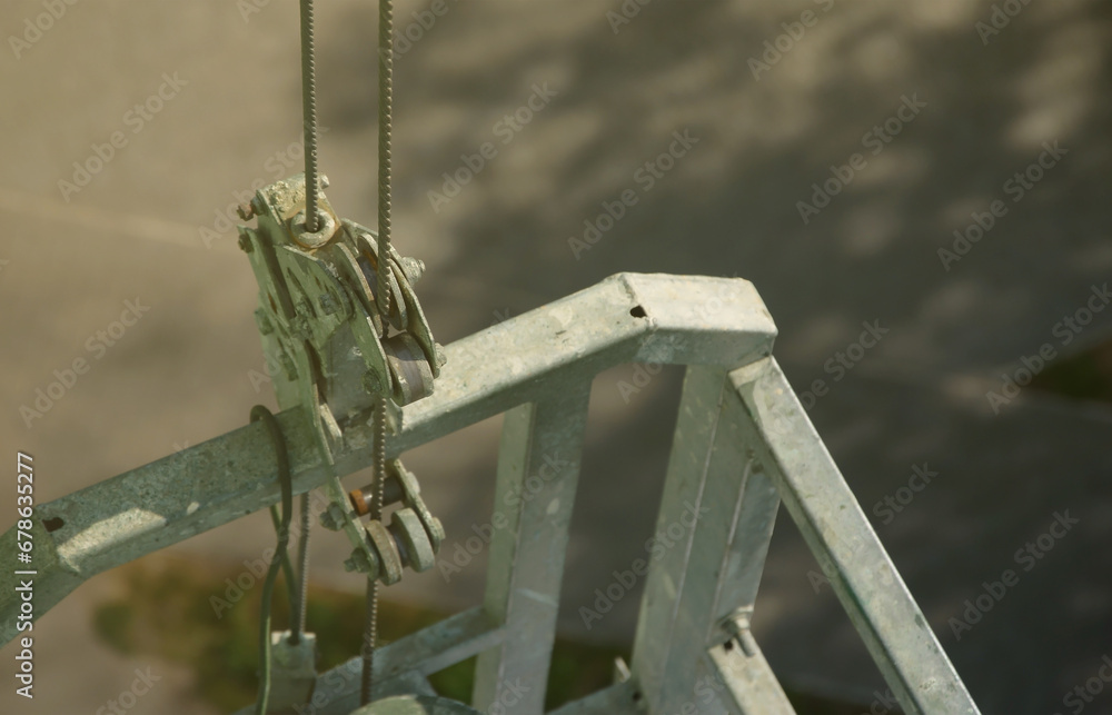 Safety lock as part of suspended wire rope platform for facade works on