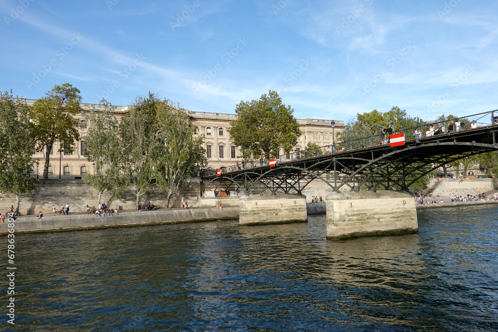 Pont des Arts à Paris et Musée du Louvre