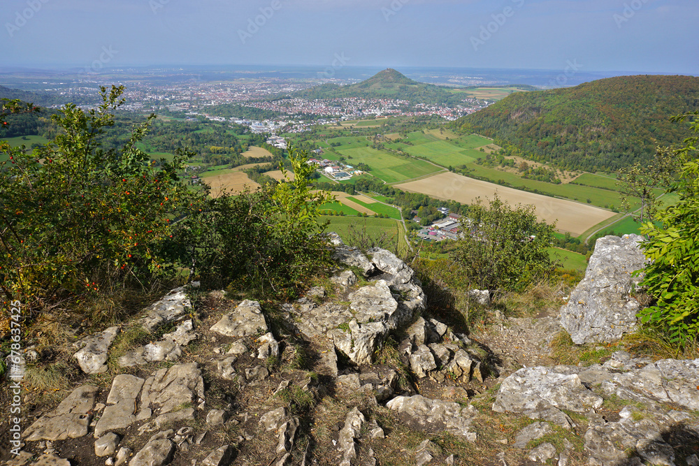 Blick vom Mädelefels auf Reutlingen und Eningen unter Achalm, Schwäbische Alb, Baden Württemberg; Deutschland