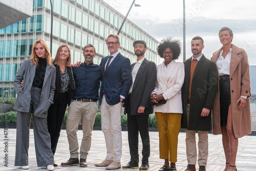 Foto Portrait of smiling businesspeople posing for a group photo, standing outside the office showing unity and cooperation together