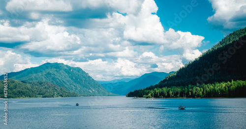 Foto Aerial view of Teletskoye lake in the Altai Mountains in summer