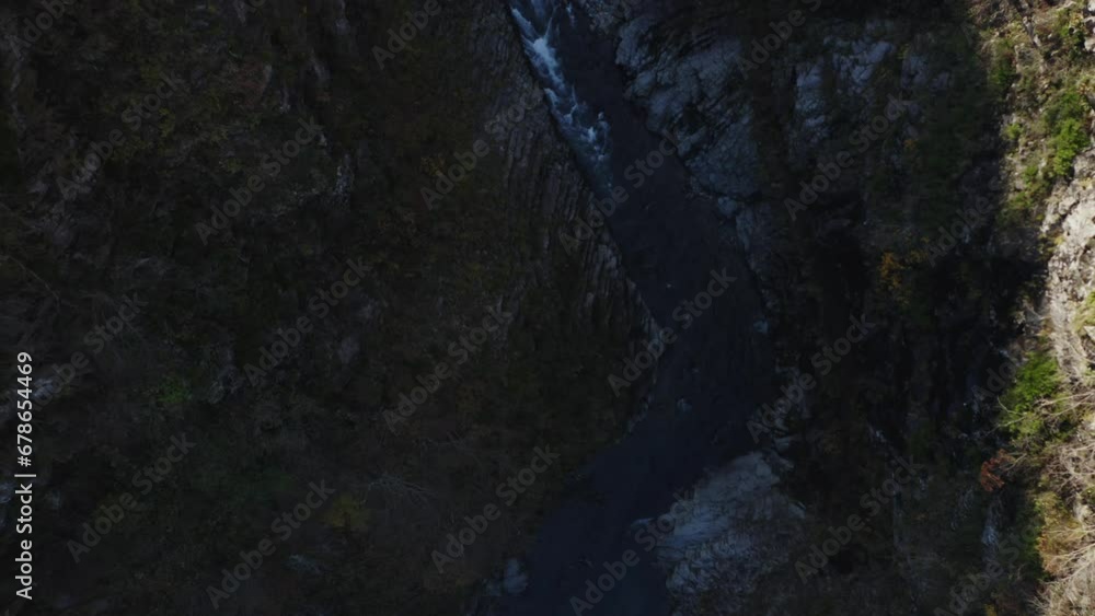 ドローン映像:日本三大峡谷、紅葉が綺麗な秋の清津峡 ドローン映像:日本三大峡谷、紅葉が綺麗な秋の清津峡