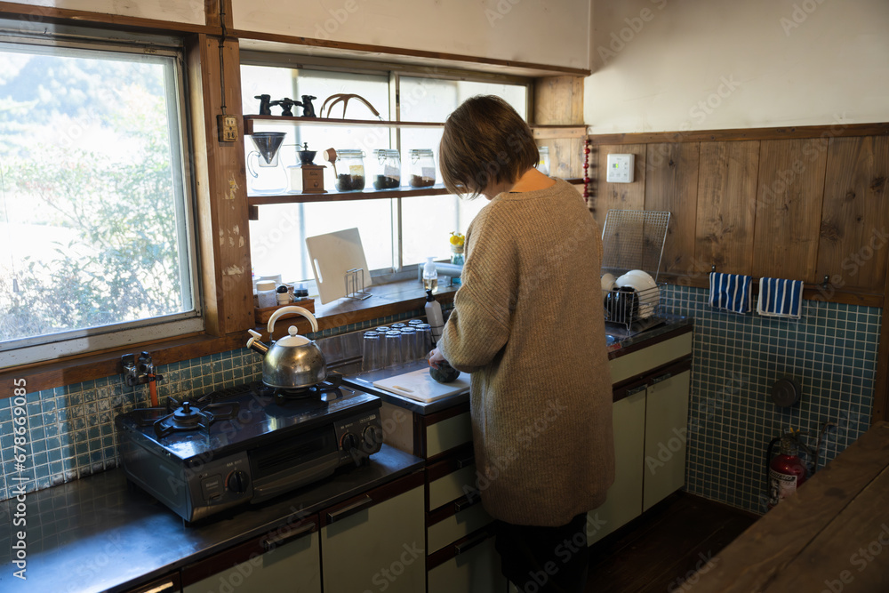 田舎で丁寧な暮らしをする中年女性 キッチンで料理 田舎で丁寧な暮らしをする中年女性 キッチンで料理