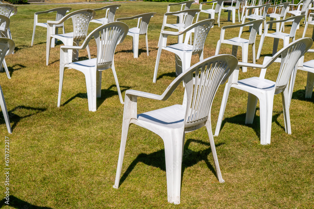 芝生の上の白い椅子