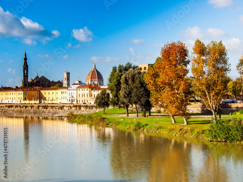 Italia, Toscana, Firenze, i colori dell'autunno sul fiume Arno.