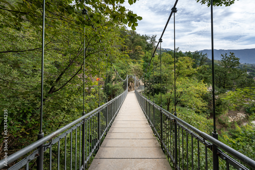 Obraz premium Algunder Waalweg Hängebrücke - Meran - Südtirol - Italien