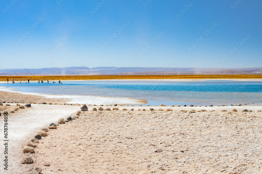 Atração turístia Laguna Piedras no deserto do Atacama. Lagoa com alta concentração de sal. 