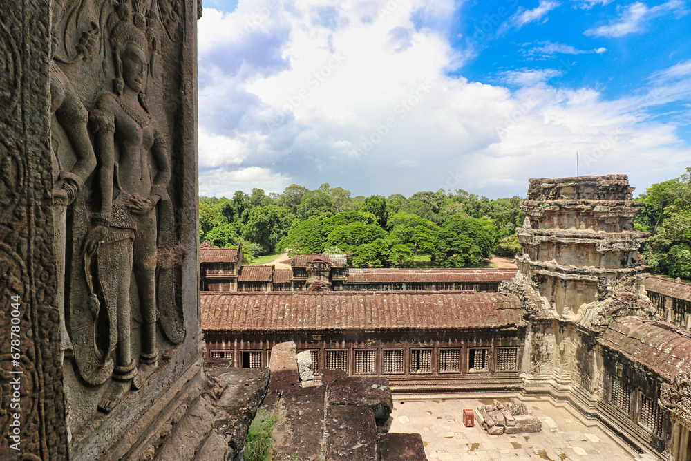 Obraz premium A view of the main gallery and quadrangle of the Angkor Wat temple complex from the top of the temple with surrounding countryside at Siem Reap, Cambodia, Asia