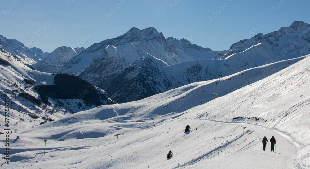paysage d'hiver: pistes de ski ou de raquettes dans les Alpes enneigées dans la station  Les Deux Alpes
, station de sports d'hiver à Vénosc