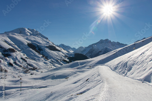 paysage d'hiver: pistes de ski ou de raquettes dans les Alpes enneigées dans la station  Les Deux Alpes , station de sports d'hiver à Vénosc © jef 77