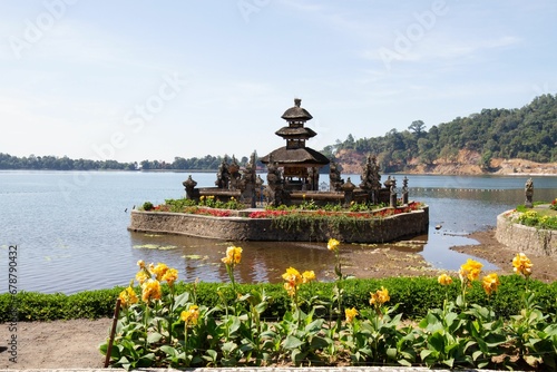 Fototapeta Naklejka Na Ścianę i Meble -  Scenic temple on the surface of Buyan lake at Bedugul resort in Bali
