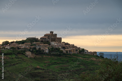 Vista del casco antiguo de Ujué, pueblo medieval con encanto, Navarra, España. 