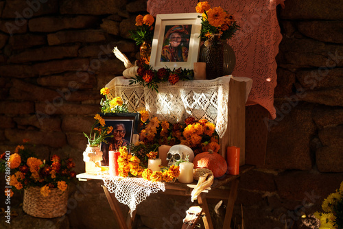 Foto Altar in honor of the day of all the dead decorating with flowers and candles