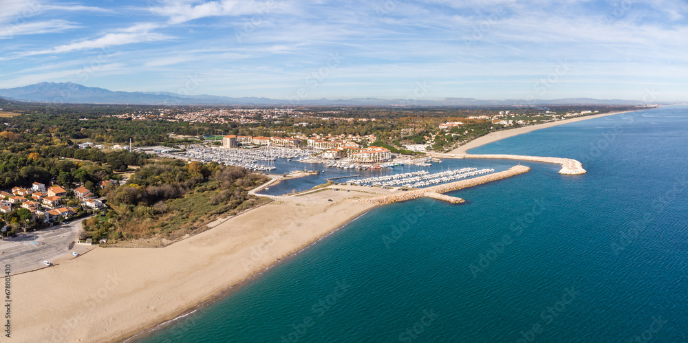 Panorama aérien de Port Argelès dans les Pyrénées Orientales , Occitanie, France