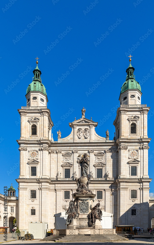 Mariensäule vor der Westfassade des Doms in Salzburg, Österreich
