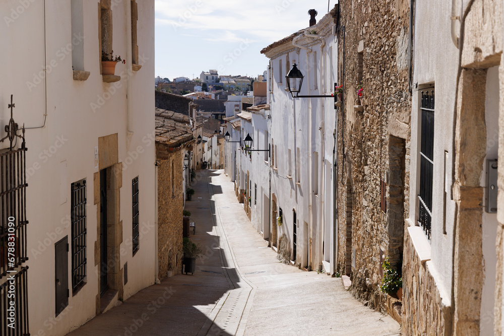 ruelles blanches de Begur en catalogne espagnole