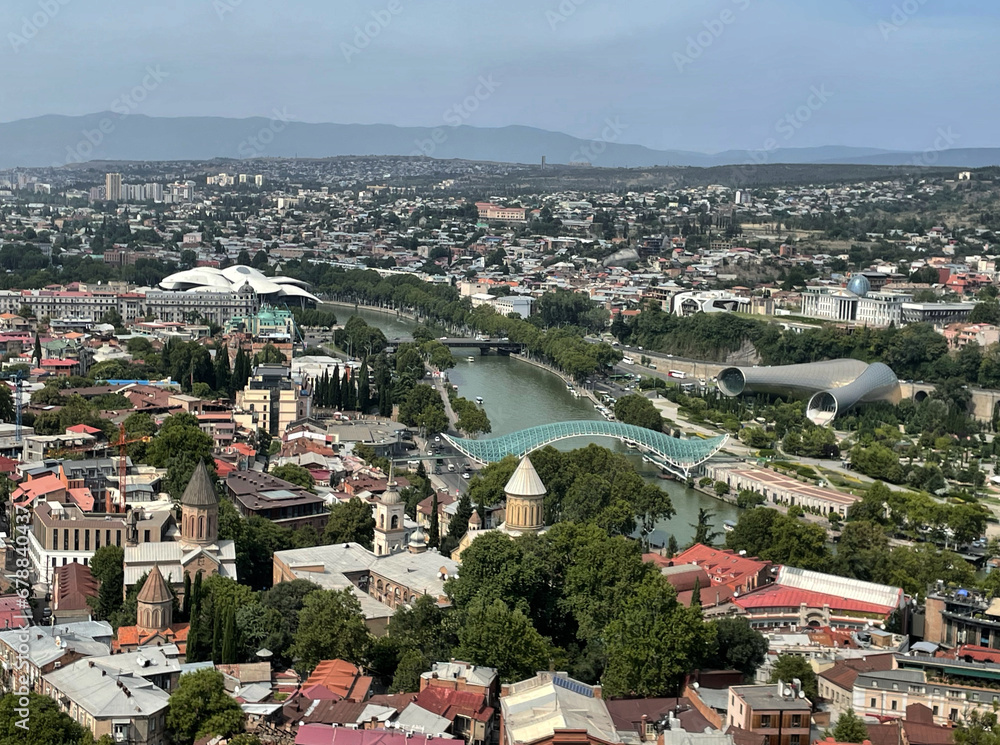 Blick von oben auf die Friedensbrücke über die Mtkwari (Kura) zwischen Altstadt und Rike-Park in Tiflis, Tbilisi, Georgien