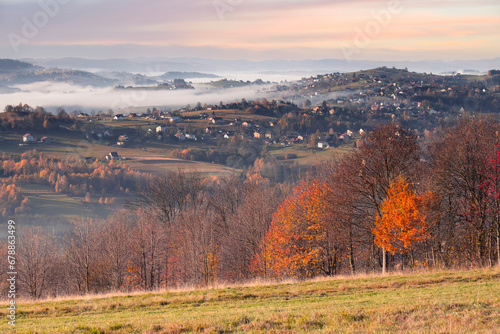 Krajobraz górski i mglisty wschód słońca, jesienny poranek, Beskidy
